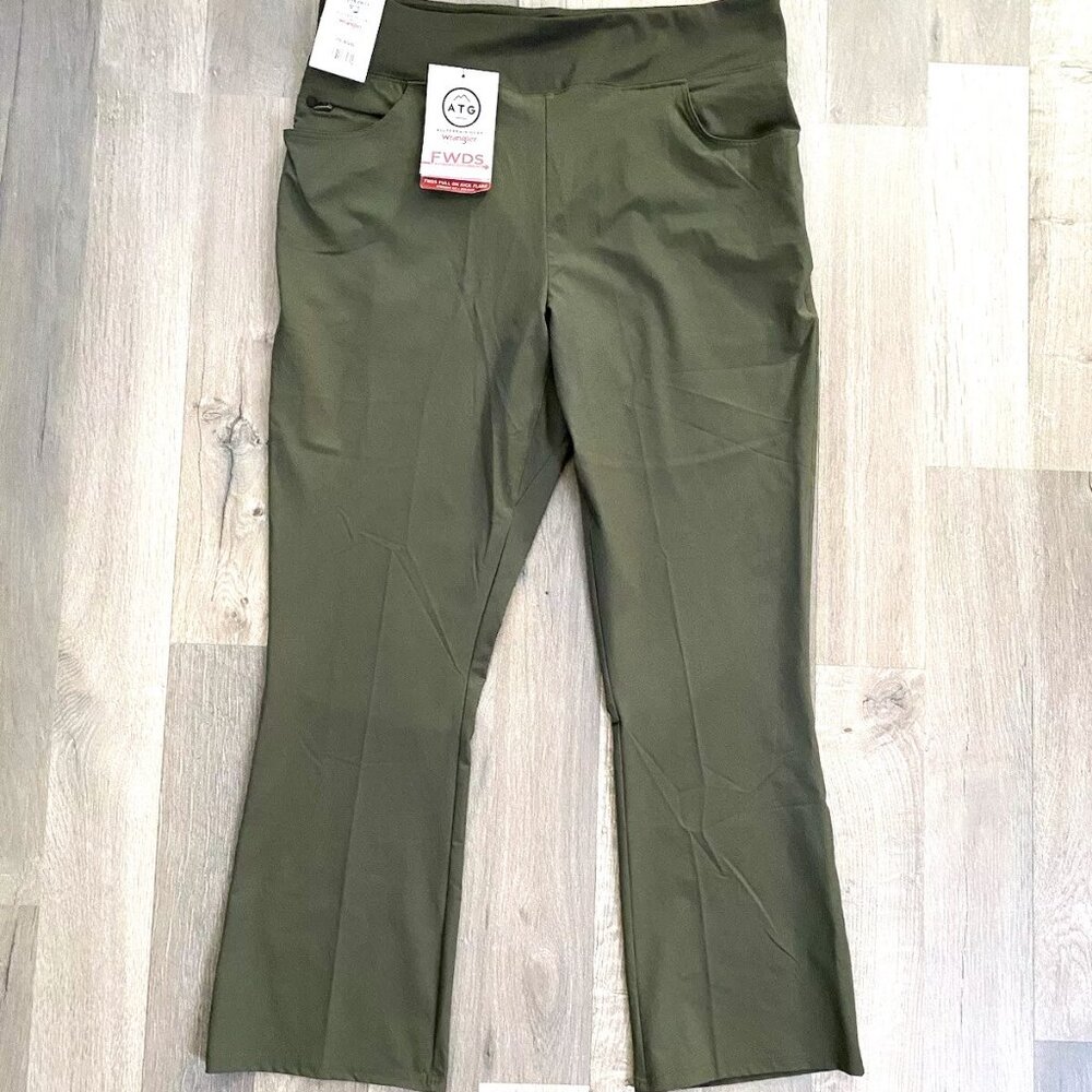 Women's Wrangler All Terrain Pull on Green Pant Size 16